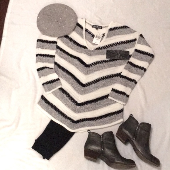 NWT! Fun V-neck chevron striped b&w sweater. - Picture 2 of 8